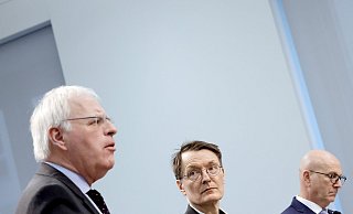 Laut Reinhard Sager (l.), Präsident des Landkreistages, reichen Karl Lauterbachs Pläne gegen die Klinikinsolvenzen nicht aus. - Carsten Koall/dpa
