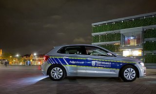 Einem Jugendlichen werden im Vorbeilaufen Drogen angeboten. - Mike-Dennis Müller / www.mdm.photo