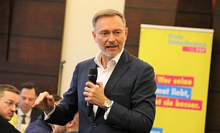 Im Hotel Arosa in Paderborn beschreibt der FDP-Bundesvorsitzende Christian Lindner, wie er seine Partei wieder in den Bundestag bringen will. - Rajkumar Mukherjee