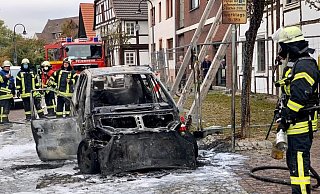 Ein Auto wurde in Salzkotten durch ein Feuer komplett zerstört. - Ralph Meyer