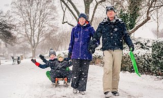 Am Liboriberg unternehmen Susanne und Ralf Konersmann gemeinsam ihren Kindern Jacob (9) und Theresa (12) einen Schlittenspaziergang. An vielen Orten im Kreisgebiet packen die Menschen sogar ihre Langlaufski aus. - Besim Mazhiqi
