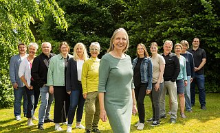 Martina Denkner (vorn) kandidiert als Landrätin und zugleich auf Listenplatz 1 der Grünen. Darüber hinaus stellen sich David Flore (v. l.), Petra Reineke, Gerhard Antoni, Meike Brauer, Sandra Gehrke, Jutta Fritzsche, Martina Denkner, Anke Miggelbrink, Sara Schröder, Hermann Ludwig, Kristin Launhardt-Petersen, Anne Rehrmann und Bernd Blome zur Wahl. Es gibt darüber hinaus zwölf weitere Kandidatinnen und Kandidaten für die Kreistagswahl. - Sabrinity Martina Denkner (vorn) kandidiert als Landrätin und zugleich auf Listenplatz 1 der Grünen. Darüber hinaus stellen sich David Flore (v. l.), Petra Reineke, Gerhard Antoni, Meike Brauer, Sandra Gehrke, Jutta Fritzsche, Martina Denkner, Anke Miggelbrink, Sara Schröder, Hermann Ludwig, Kristin Launhardt-Petersen, Anne Rehrmann und Bernd Blome zur Wahl. Es gibt darüber hinaus zwölf weitere Kandidatinnen und Kandidaten für die Kreistagswahl. - Sabrinity