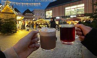 Für heiße Schokolade und Glühwein soll künftig beim Höxteraner Weihnachtsmarkt mehr Zeit sein. Die Werbegemeinschaft stellte einen entsprechenden Antrag. - Nicole Fischer