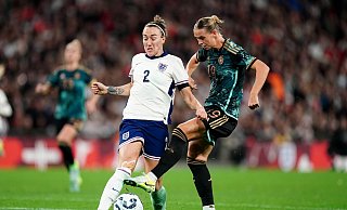 Lucy Bronze (l.) ist eine der Spielerinnen, die mit einer Ansage auffallen. (Archivbild) - Zac Goodwin/PA Wire/dpa