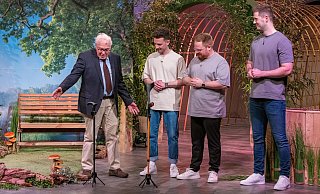 Heinz Schlechtingen (v. l.) präsentiert die Innovation der Gründer Phil Janßen, Philipp Battisti und Thorben Engel. Sie erhoffen sich ein Investment von 300.000 Euro für 15 Prozent der Firmenanteile. - RTL / Bernd-Michael Maurer