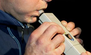 Ein Alkoholtest schlug bei dem Mann deutlich an, heißt es im Polizeibericht. - picture-alliance/ dpa/dpaweb