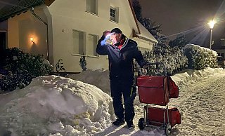 Udo Pundmann mit seiner Handkarre. Bei Volllast kann sie bis zu 30 Kilo wiegen. - Florian Pfitzner