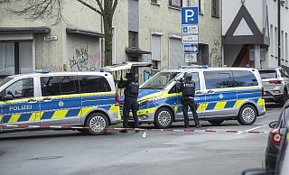Die Polizei eilte mit Maschinenpistolen zum Tatort und umstellte den Tatort. - Dieckmann-Fotodesign l Bielefeld