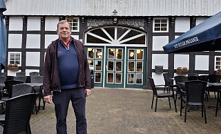 Hans Werner Markmann, Vizepräsident des Golfclubs Ravensberger Land, vor dem rund 330 Jahre alten Gebäude, das den Sportlern (aber nicht nur denen) seit Jahrzehnten als Restaurant dient. Nun wird es dort einen Betreiberwechsel geben. - Meiko Haselhorst