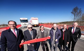 Geschäftsführer Lars Bopf (v.l.) mit Firmeninhaber Werner Stickling, Güterslohs Bürgermeister Norbert Morkes, Verls Bürgermeister Michael Esken. - Andreas Frücht