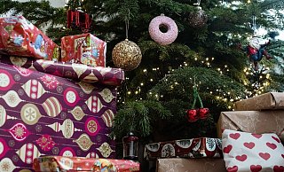 Viele Menschen finanzieren ihre Weihnachtseinkäufe über Kredite. - Swen Pförtner/dpa/dpa-tmn