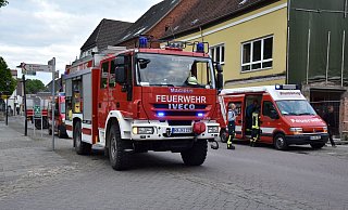 Mit einem Großaufgebot rückten Feuerwehr und Rettunsgdienst am Freitagabend in der Nieheimer Innenstadt zu einem Zimmerbrand an. - Jörn Fries