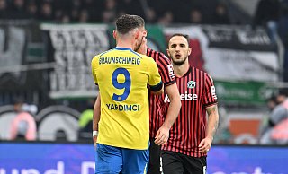 Erencan Yardimci von Eintracht Braunschweig fasst seinem Gegenspieler Boris Tomiak beim Derby gegen Hannover 96 mit beiden Händen an den Hals. - Swen Pförtner/dpa