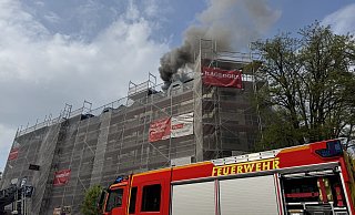 Am Dienstagnachmittag brannte es erneut im Komplex des ehemaligen Hotels "Golden Tulip", dessen Kernsanierung sich gerade dem Ende nähern soll. - Paul Brinkmann