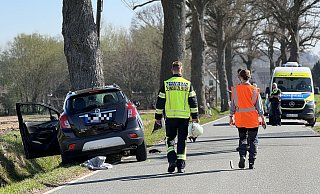Der Wagen kam nach links von der Fahrbahn ab und prallte gegen einen Baum. - Paul Brinkmann