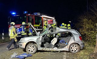 Die Fahrerin dieses VW Polos ist vier Wochen nach dem schweren Unfall in Herford gestorben. - Paul Brinkmann