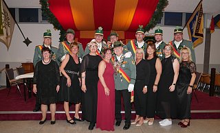 Das neue Königspaar Norbert Glasmeyer und Nicole Marten mit dem Hofstaat (v. l.) Johannes und Marita Tasche, Franz Josef Bracke und Sarah Sievers, Guido und Daniela Haeusler, Andreas und Nicole Schirmer, Attila Yasar undAnita Macinkovic, Stefan und Nadine Knoke sowie Arnd und Sylvia Emmighausen. - Schützenverein Benhausen