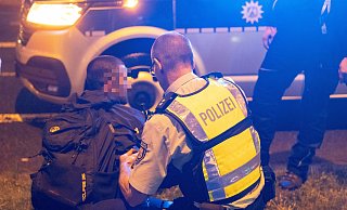 Die Polizisten nahmen den Tatverdächtigen in der Nähe des Treffpunkts der Drogenszene an der "Tüte" in Bielefeld fest. - Symbolfoto: Oliver Krato