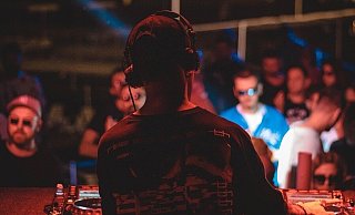 So voll wie auf diesem Symbolbild darf es in der Charlottenburg nicht werden. Laut Brandschutzverordnung dürfen im Gebäude nur 140 Personen feiern. - Pixabay