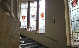 Ein ehemaliger Mitarbeiter der Stadt Lage hat zigfach vorgetäuscht, Gelder für städtische Anschaffungen zu nutzen - und in Wirklichkeit teure E-Gitarren und Handys für private Zwecke bestellt. Vor dem Schöffengericht am Amtsgericht Detmold wirkt der angeklagte Lagenser geläutert. - Janet König