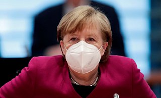 Die Ministerpräsidenten und Bundeskanzlerin Merkel hatten bei ihrer jüngsten Videoschalte beschlossen, dass die Kanzlerin und die Regierungschefinnen und Regierungschefs der Länder am 12. April erneut beraten. - Foto: Hannibal Hanschke/Reuters/Pool/dpa