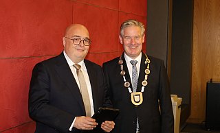 In seiner Funktion als dienstältestes Ratsmitglied führt CDU-Fraktionschef Udo Neisens (l.) seinen Parteikollegen Bürgermeister Michael Berens ins Amt ein. - Regina Brucksch