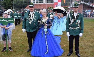 Das Kreiskönigspaar Paul und Manuela Paschen führte den großen Festumzug an. - Anja Ebner