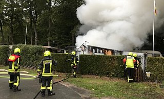 Trotz des raschen Einsatzes der Hövelhofer Feuerwehr wurde die Parzelle mit dem Campingwagen ein Raub der Flammen. - Feuerwehr Hövelhof