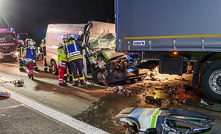 Durch den Aufprall wurde das Fahrerhaus eingedrückt und der Fahrer im Beinbereich massiv eingeklemmt. - Ralph Meyer