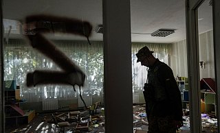Das «Z» wurde im Krieg zum Symbol der russischen Truppen - hier zu sehen an der Glastür eines Kindergartens in der Ukraine. (Symbolbild) - Evgeniy Maloletka/AP/dpa