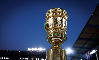Um diesen Pokal geht es im großen Endspiel von Berlin. - Friso Gentsch/dpa
