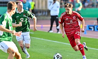 Florent Muslija (rechts) traf im DFB-Pokal erstmals für seinen neuen Arbeitgeber. Beim Spiel von Fortuna Düsseldorf in Schweinfurt schoss der 27-Jährige das zwischenzeitliche 3:1. - picture alliance / BEAUTIFUL SPORTS Florent Muslija (rechts) traf im DFB-Pokal erstmals für seinen neuen Arbeitgeber. Beim Spiel von Fortuna Düsseldorf in Schweinfurt schoss der 27-Jährige das zwischenzeitliche 3:1. - picture alliance / BEAUTIFUL SPORTS