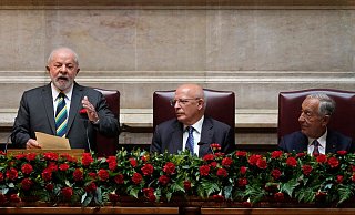 Der brasilianische Präsident Luiz Inacio Lula da Silva (l) spricht bei seinem Besuch in Portugal auch über den Ukraine-Krieg. - Armando Franca/AP