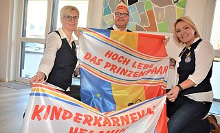 Julia Kruse, Simon Oekenpöhler und Jennifer Patrzek (v. l.) haben die neuen Westen angezogen und zeigen die neue Fahne des Kinderkarnevals. - Karin Prignitz