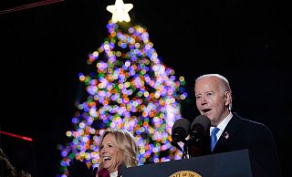 US-Präsident Joe Biden hat mit seiner Ehefrau Jill die Weihnachtszeit in den USA eingeläutet. - Andrew Harnik/AP/dpa