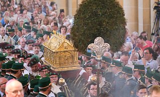 Kirchlicher Libori-Auftakt: Der goldene Schrein mit den Reliquien des heiligen Loborius zu Beginn der Prozession im Paderborner Dom. - Andreas Zobe
