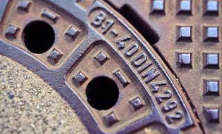 Unbekannte haben 15 Gullydeckel auf einer Straße weggeschoben. (Symbolbild) - pixabay