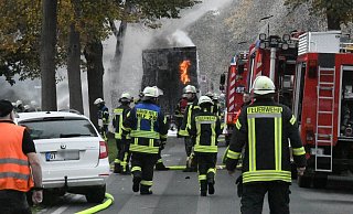 Spektakulärer Einsatz: Im September mussten die Verler Feuerwehrleute brennende Paletten auf einem Anhänger löschen. - Andreas Eickhoff