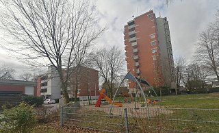 Die Stadt hat die Wohnungen in den oberen drei Etagen räumen lassen, weil sie in dem Hochhaus „zahlreiche Brandschutzmängel festgestellt“ hat. - Marion Pokorra-Brockschmidt