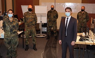 Obermaat Rim Sakali, Fregattenkapitän Willi Morschhäuser, Hauptmann Ben Siegmund Krisenstabsleiter Markus Altenhöner, und Oberleutnant Deniz Ulas (v.l.) an dem vorübergehenden Arbeitsplatz der Soldaten. - Désirée Winter