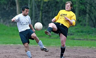Gelernter Zehner und ein Muss für die Auswahl: Ediz Kurnaz (l.) im Duell mit Wellensieks Tim Sachwitz im Jahr 2006. Foto: Andreas Zobe - Andreas Zobe