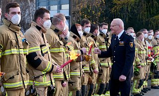 Coronagerecht verabschiedet sich Ralf Schmitz von allen beruflichen Einsatzkräften. die vor der Feuerwache Süd angetreten waren. - Ralph Meyer