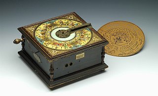 Das mechanische Musikinstrument Ariston war Paul Ehrlichs Verkaufsschlager und hat dazu geführt, dass Musik für die breite Masse der Gesellschaft erlebbar wurde. - Deutsches Automatenmuseum – Sammlung Gauselmann