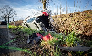 Der Peugeot hat sich nach dem Aufprall überschlagen und ist im Straßengraben an einem Baum gelandet. - Mike-Dennis Müller / www.mdm.photo