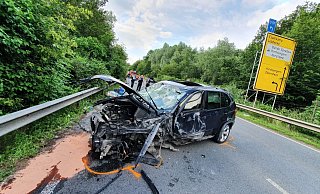 Der Fahrer dieses BMW X5 geriet mit seinen beiden Mitfahrern aus bislang ungeklärter Ursache in den Gegenverkehr. - Gerald Dunkel