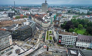 Eindrucksvoller Überblick: Die Jahnplatz-Großbaustelle im Vordergrund, das ehemalige Telekom-Hochhaus - von Goldbeck übernommen - im Hintergrund. - Sarah Jonek