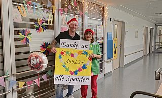 Für die Spendenübergabe von Michael Grüttner an Eva Prasuhn haben Kinder aus dem Rehmer Kindergarten Sterntaler ein Plakat gemalt. - Privat