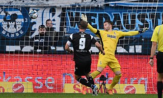 Fabian Klos (l., Nr. 9) erzielt das Tor zur 1:0-Führung für Arminia Bielefeld. Duisburgs Keeper Vincent Müller kann nur noch hinterherschauen. - IMAGO/Team 2