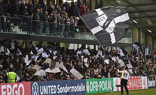 Spieler und Fans des SC Verl dürfen sich Hoffnungen auf eine Versetzung in die 3. Liga machen. - Jens Dünhölter