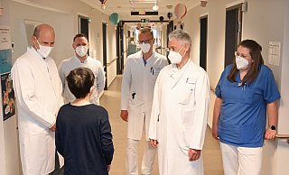 Max ist glücklich, dass die OP erfolgreich verlaufen ist. Jan Schulte am Esch, Hendrik Voßschulte, Martin Krüger, Winfried Bathlen und Franziska Wegener haben das im Team geschafft.  - Evangelisches Klinikum Bethel